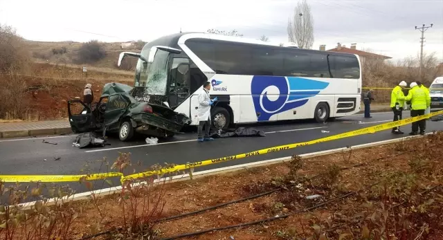 Kırşehir'de yolcu otobüsü ile otomobil çarpıştı: 3 ölü, 1 yaralı Kırşehir'de yolcu otobüsü ile otomobil çarpıştı: 3 ölü, 1 yaralı