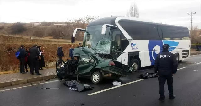 Kırşehir'de yolcu otobüsü ile otomobil çarpıştı: 3 ölü, 1 yaralı Kırşehir'de yolcu otobüsü ile otomobil çarpıştı: 3 ölü, 1 yaralı