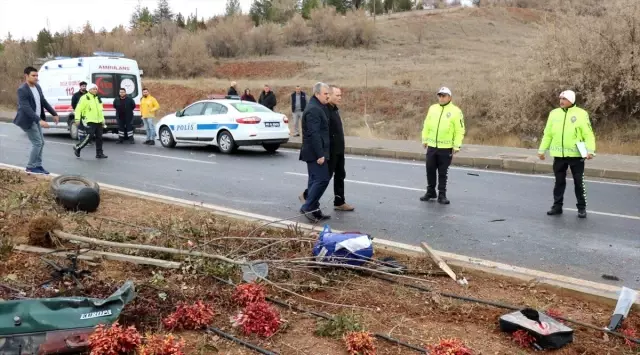 Kırşehir'de yolcu otobüsü ile otomobil çarpıştı: 3 ölü, 1 yaralı Kırşehir'de yolcu otobüsü ile otomobil çarpıştı: 3 ölü, 1 yaralı