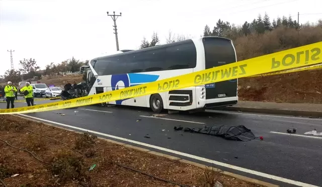 Kırşehir'de yolcu otobüsü ile otomobil çarpıştı: 3 ölü, 1 yaralı Kırşehir'de yolcu otobüsü ile otomobil çarpıştı: 3 ölü, 1 yaralı