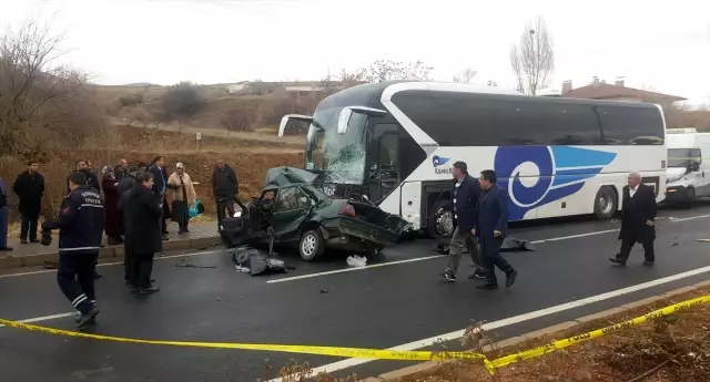 Kırşehir'de yolcu otobüsü ile otomobil çarpıştı: 3 ölü, 1 yaralı Kırşehir'de yolcu otobüsü ile otomobil çarpıştı: 3 ölü, 1 yaralı