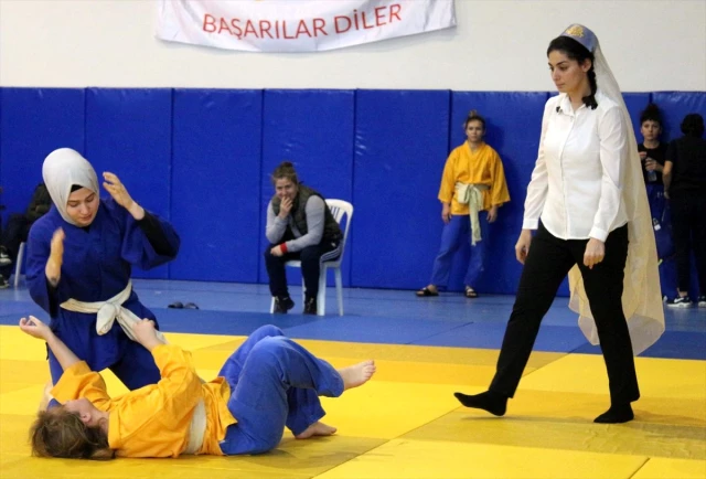 Kuşak Güreşi Gençler ve Büyükler Türkiye Şampiyonası, Antalya'da başladı