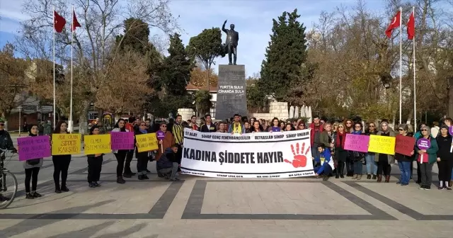Sinop'ta, öldürülen üniversite öğrencisi Ceren Özdemir anısına yürüyüş düzenlendi Sinop'ta, öldürülen üniversite öğrencisi Ceren Özdemir anısına yürüyüş düzenlendi