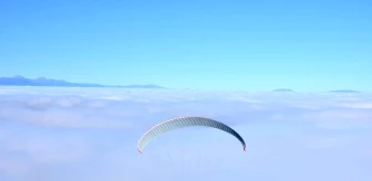 Sis bulutlarında nefes kesen yamaç paraşütü uçuşu