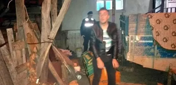 48 yaşındaki adam, 19 yaşındaki oğlunu av tüfeğiyle öldürdü 48 yaşındaki adam, 19 yaşındaki oğlunu av tüfeğiyle öldürdü