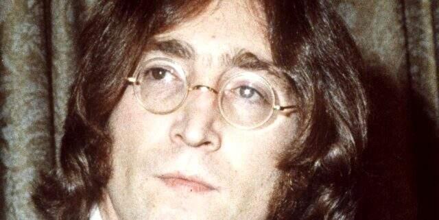 The Beatles'ın gitaristi John Lennon'un gözlüğü 970 bin TL'ye satıldı