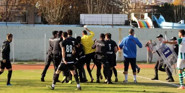 Amatör maçta 9 kırmızı çıktı, maç yarıda kaldı