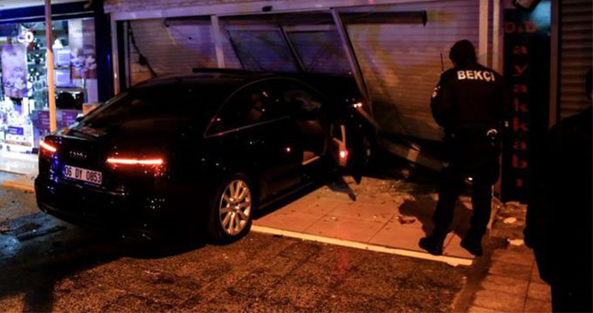 Başkentte trafik ışıklarında 3 araca çarpan otomobil iş yerine girdi: 4 yaralı