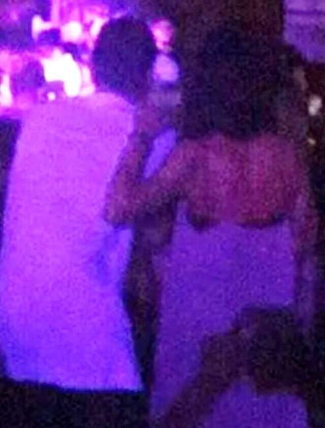 Beren Saat'le aşk yaşadığı iddia edilen DJ Maga sarışın güzelle dudak dudağa yakalandı