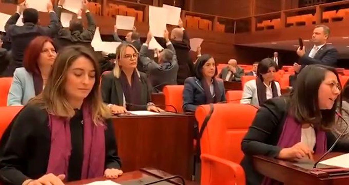 CHP'li kadınlardan TBMM Genel Kurulu'nda 'Las Tesis' eylemi