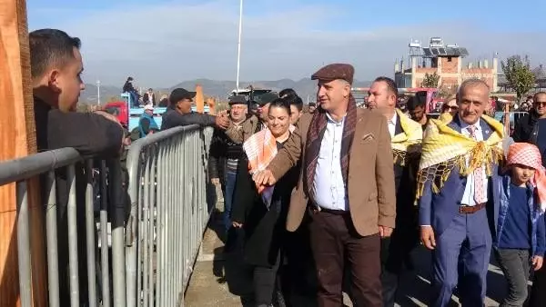 Deve Güreşi Festivali'nin geliriyle okula kalorifer yapılacak Deve Güreşi Festivali'nin geliriyle okula kalorifer yapılacak