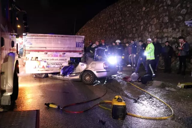 Düzce'de otomobil, manevra yapan tır ile çarpıştı: 1 ölü, 1 yaralı