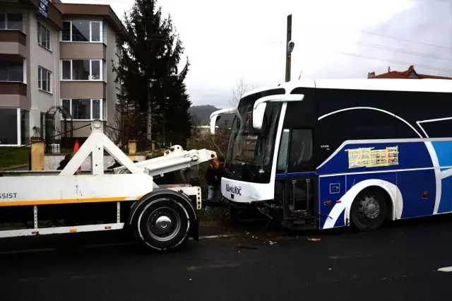 Düzce'de yolcu otobüsü yoldan çıktı: 2 yaralı