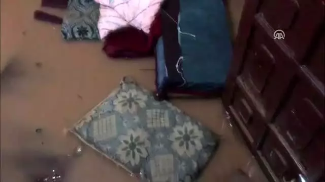 Evini su basan yaşlı kadın, itfaiye ekiplerinin yardımıyla kurtarıldı (2)