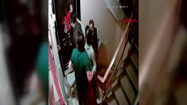 Komşularına 'Gürültü yapmayın uyuyamıyorum' diyen adamın kapısına dayandılar! Feci kavga çıktı Komşularına 'Gürültü yapmayın uyuyamıyorum' diyen adamın kapısına dayandılar! Feci kavga çıktı