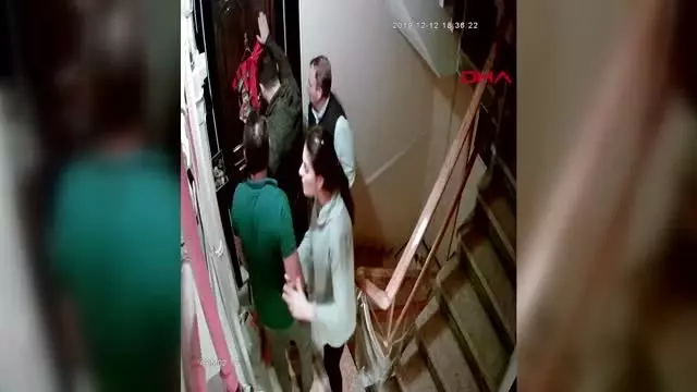 Komşularına 'Gürültü yapmayın uyuyamıyorum' diyen adamın kapısına dayandılar! Feci kavga çıktı Komşularına 'Gürültü yapmayın uyuyamıyorum' diyen adamın kapısına dayandılar! Feci kavga çıktı