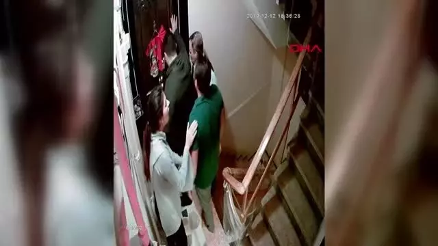Komşularına 'Gürültü yapmayın uyuyamıyorum' diyen adamın kapısına dayandılar! Feci kavga çıktı Komşularına 'Gürültü yapmayın uyuyamıyorum' diyen adamın kapısına dayandılar! Feci kavga çıktı