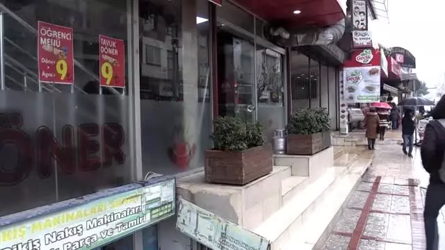 Hataylı dönerci ıslak mendil ve poşetle kadına şiddete dikkati çekiyor