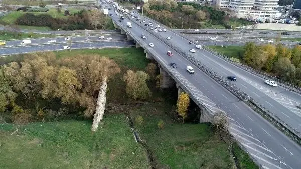 (Havadan fotoğraflarla) Otoyolların ortasında kalan tarihi kemere taş hırsızları dadandı
