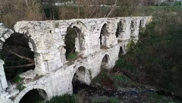 (Havadan fotoğraflarla) Otoyolların ortasında kalan tarihi kemere taş hırsızları dadandı