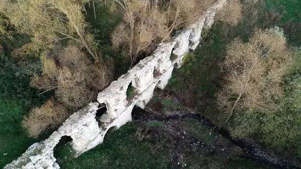 (Havadan fotoğraflarla) Otoyolların ortasında kalan tarihi kemere taş hırsızları dadandı