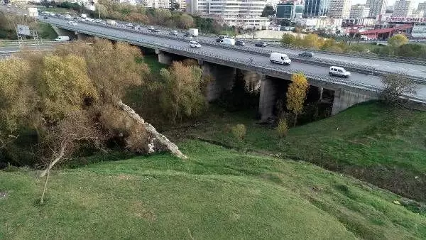 (Havadan fotoğraflarla) Otoyolların ortasında kalan tarihi kemere taş hırsızları dadandı