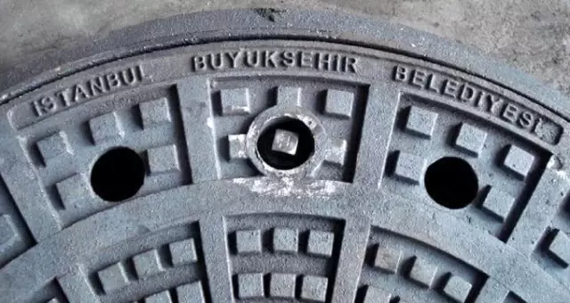 İBB'ye ait logar kapaklarının üzerinde