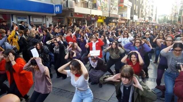 İzmir'deki Las Tesis eylemini binlerce kadın katıldı