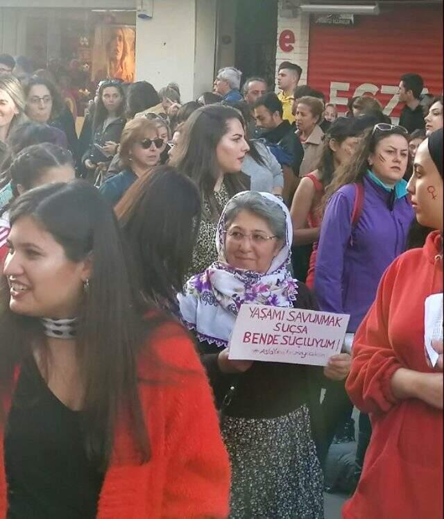 İzmir'deki Las Tesis eylemini binlerce kadın katıldı