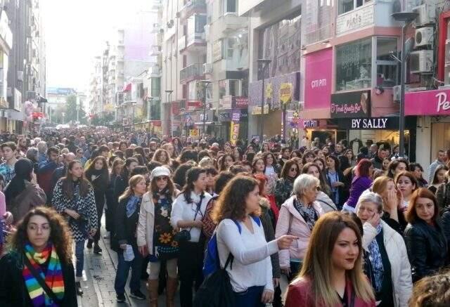İzmir'deki Las Tesis eylemini binlerce kadın katıldı