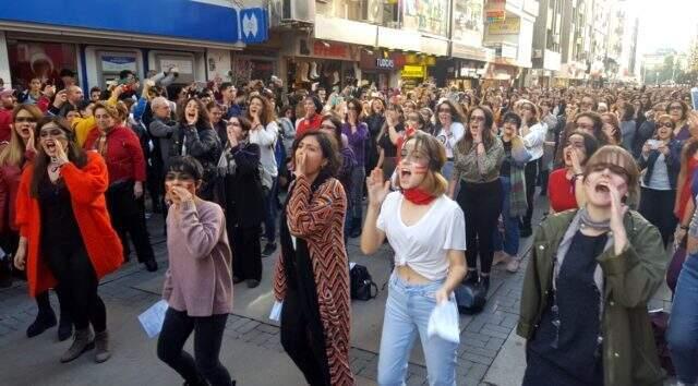 İzmir'deki Las Tesis eylemini binlerce kadın katıldı