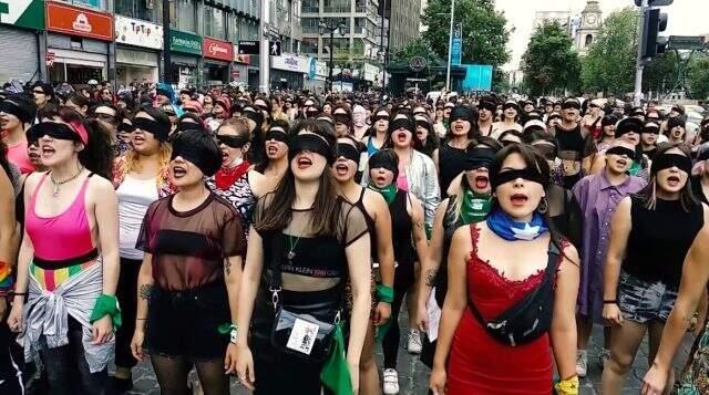 İzmir'deki Las Tesis eylemini binlerce kadın katıldı