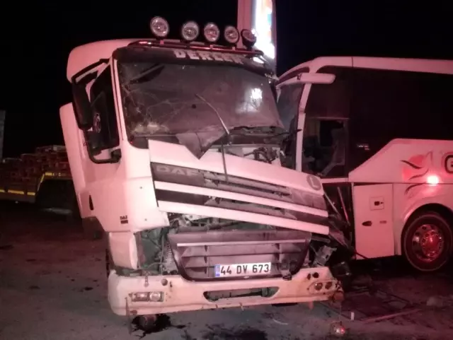 Malatya'da yolcu otobüsü ile kamyonet çarpıştı: 2 yaralı