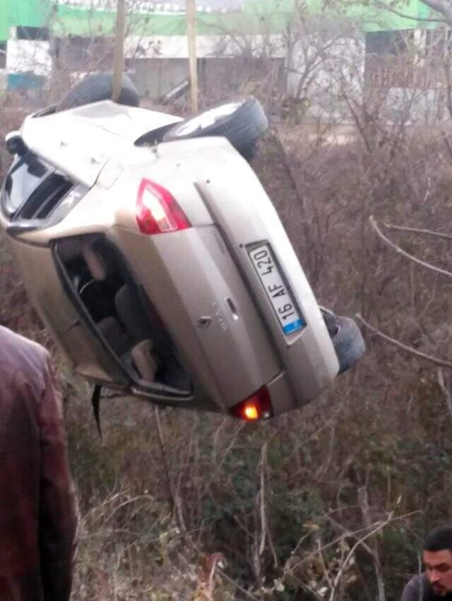 Otomobil dere yatağına yuvarlandı: 3 yaralı