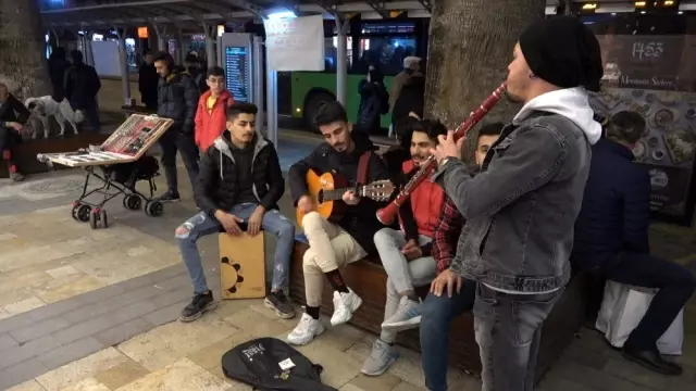 Soğuk havayı çaldıkları müzik ve söyledikleri şarkılar ile ısıtıyorlar