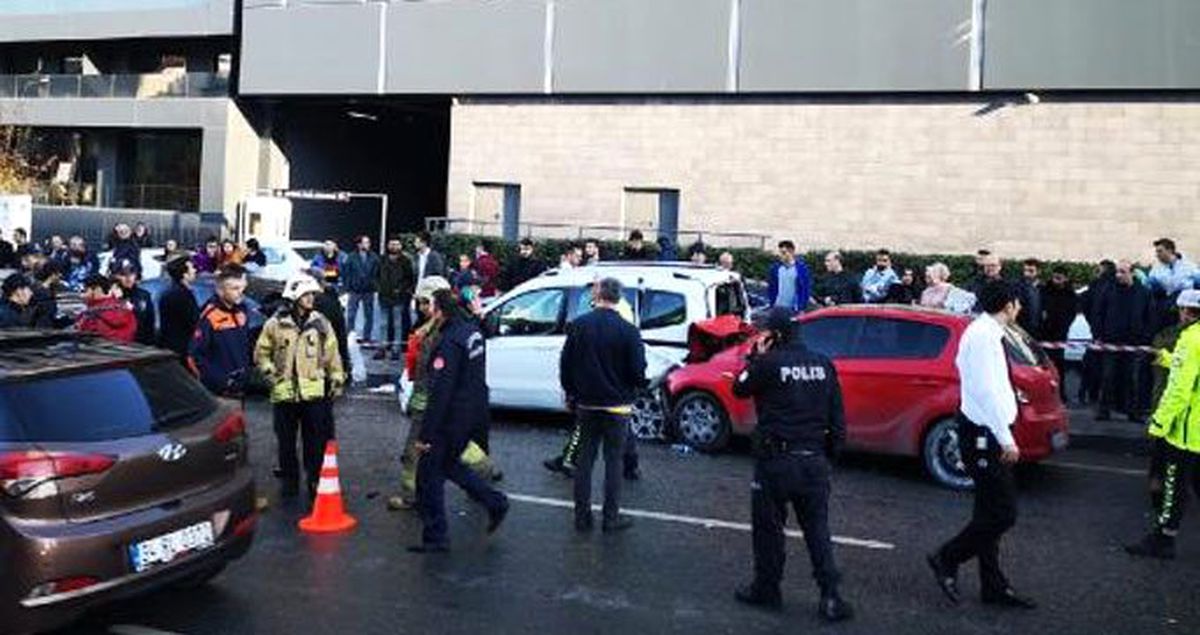 Ümraniye'de otomobil, park halindeki araçlara daldı: 1'i çocuk 5 kişi yaralandı