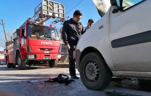 Alevlere teslim olan aracı küle dönmekten itfaiye kurtardı Alevlere teslim olan aracı küle dönmekten itfaiye kurtardı