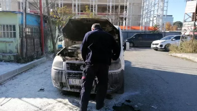 Alevlere teslim olan aracı küle dönmekten itfaiye kurtardı Alevlere teslim olan aracı küle dönmekten itfaiye kurtardı