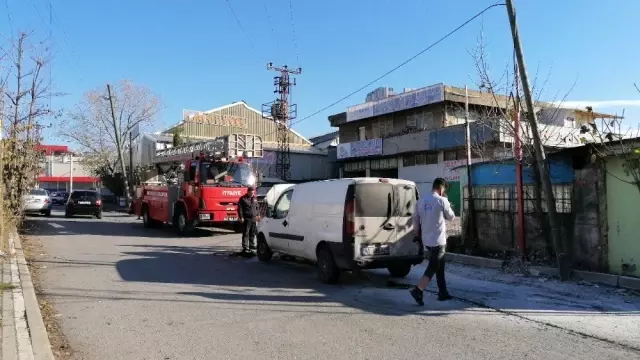 Alevlere teslim olan aracı küle dönmekten itfaiye kurtardı Alevlere teslim olan aracı küle dönmekten itfaiye kurtardı