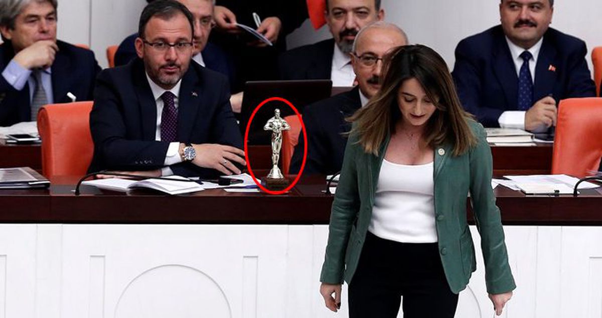 Bakan Kasapoğlu, CHP'li vekilin masasına bıraktığı ödülü görünce şaşıp kaldı