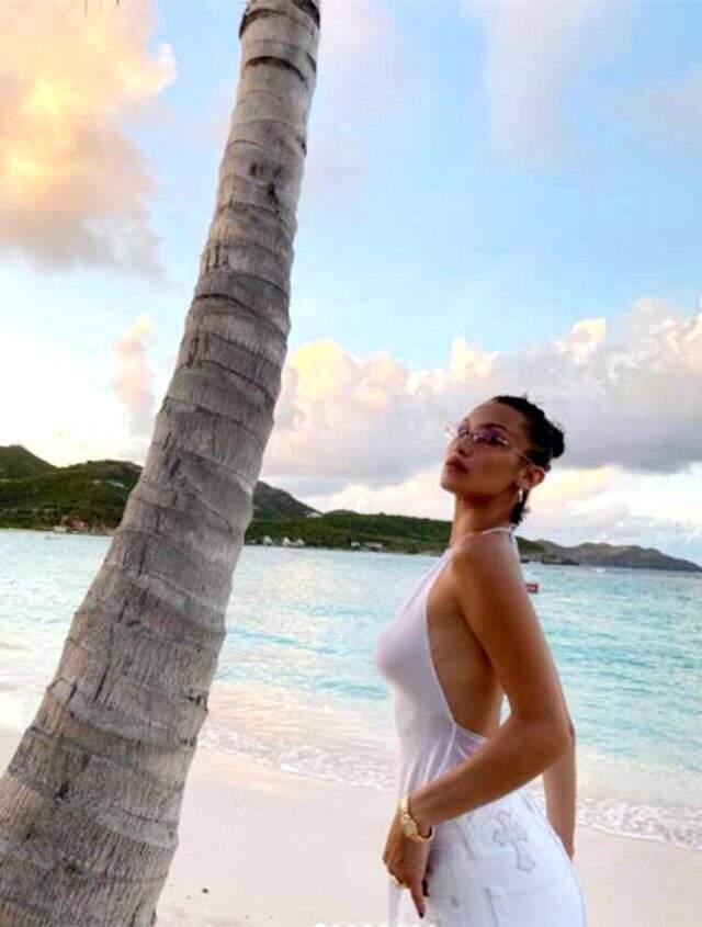 Bella Hadid, göğüs dekolteli pozuyla Instagram'ı yıktı geçti