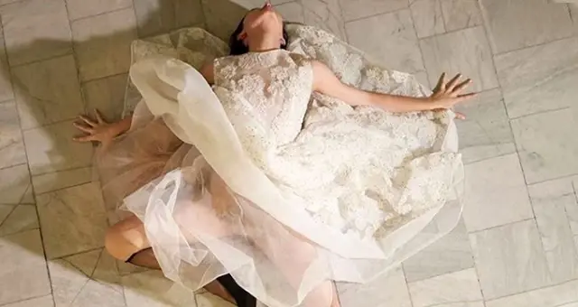 Beren Saat'in yere yatarak verdiği poz takipçilerini ikiye böldü