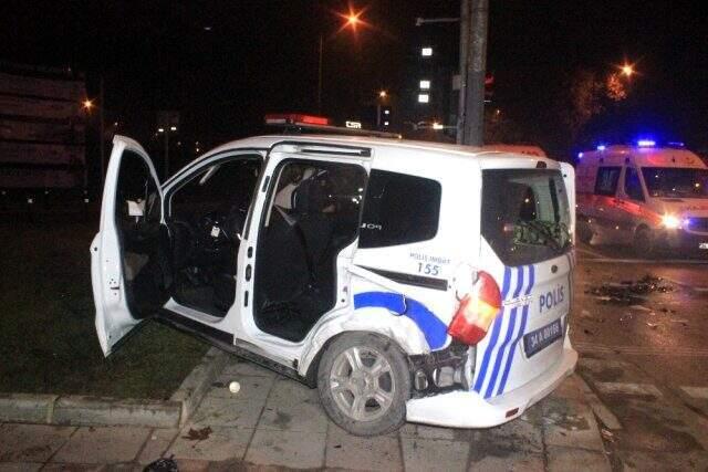 'Dur' ihtarına uymayan otomobil, polis aracının kaza yapmasına neden oldu: 2 yaralı
