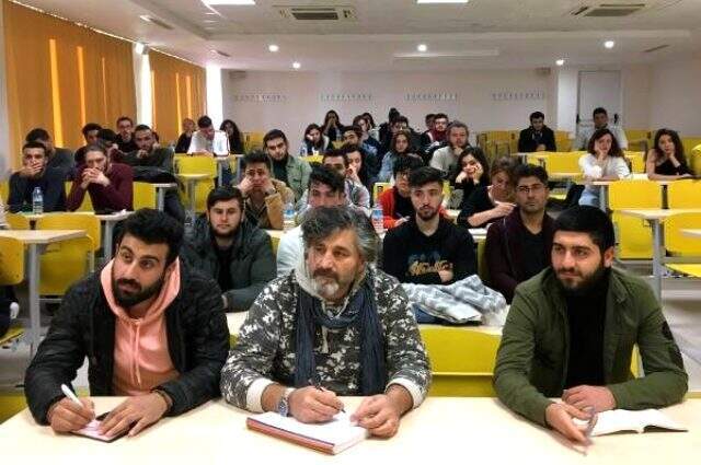 İki oğluyla aynı üniversitede okuyan baba çevresinden takdir topladı