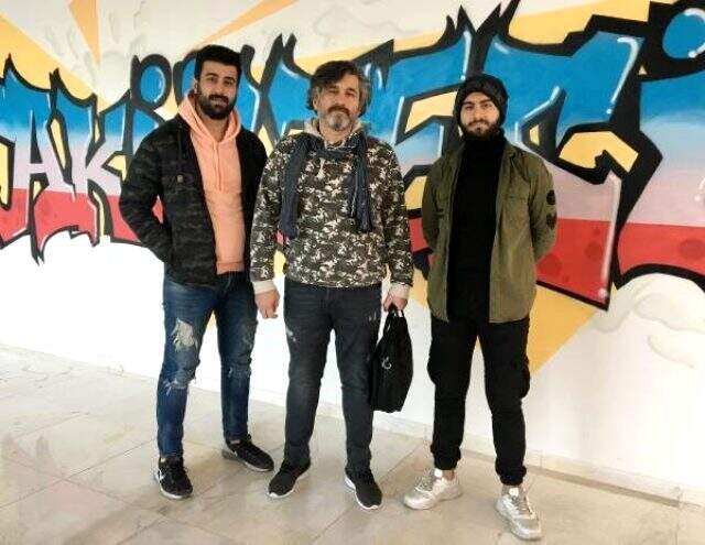 İki oğluyla aynı üniversitede okuyan baba çevresinden takdir topladı