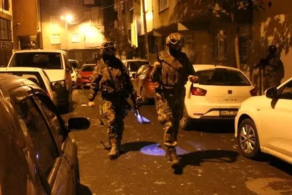 İstanbul'da uyuşturucu satıcılarına operasyon: Çok sayıda gözaltı var (1) İstanbul'da uyuşturucu satıcılarına operasyon: Çok sayıda gözaltı var (1)