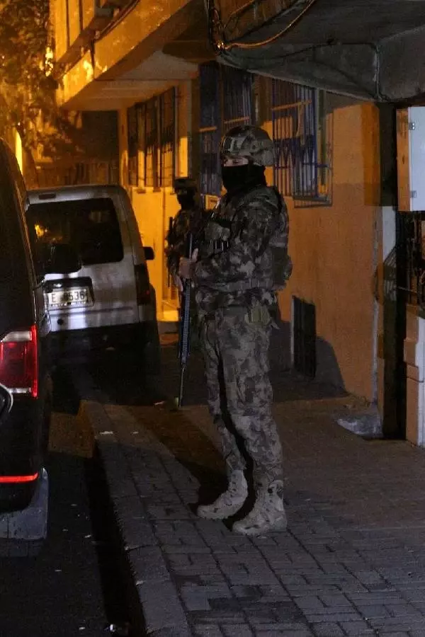 İstanbul'da uyuşturucu satıcılarına operasyon: Çok sayıda gözaltı var (1) İstanbul'da uyuşturucu satıcılarına operasyon: Çok sayıda gözaltı var (1)