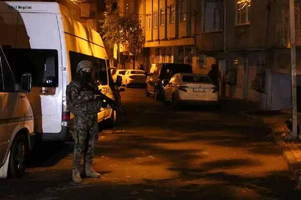 İstanbul'da uyuşturucu satıcılarına operasyon: Çok sayıda gözaltı var (1) İstanbul'da uyuşturucu satıcılarına operasyon: Çok sayıda gözaltı var (1)