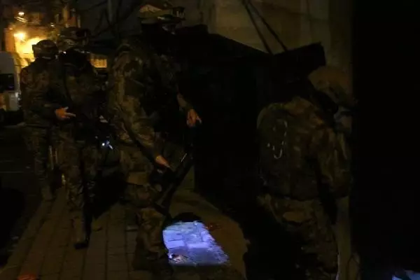 İstanbul'da uyuşturucu satıcılarına operasyon: Çok sayıda gözaltı var (1) İstanbul'da uyuşturucu satıcılarına operasyon: Çok sayıda gözaltı var (1)