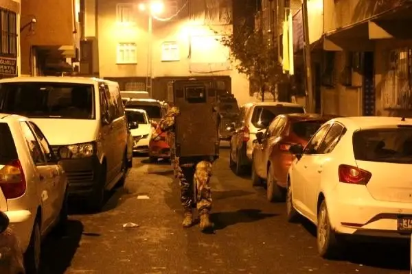 İstanbul'da uyuşturucu satıcılarına operasyon: Çok sayıda gözaltı var (1) İstanbul'da uyuşturucu satıcılarına operasyon: Çok sayıda gözaltı var (1)